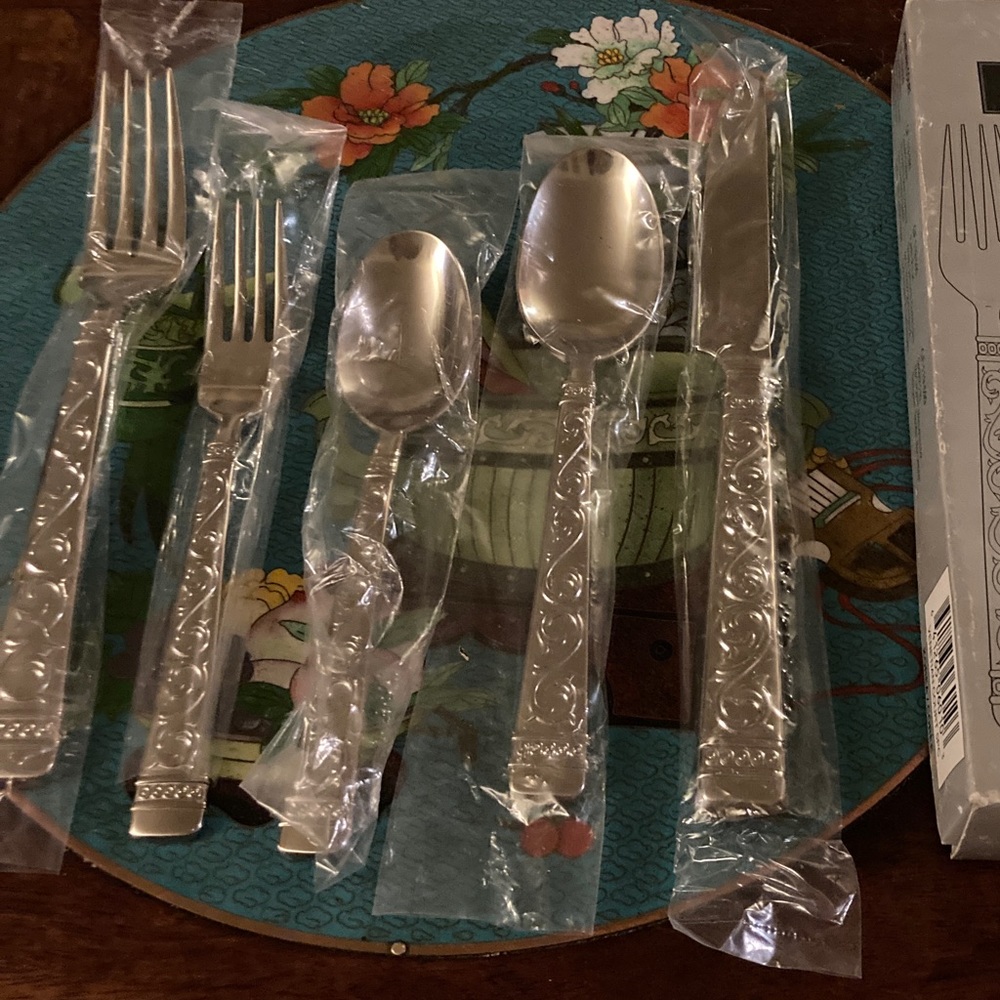 Mikasa Venetian Court place settings.